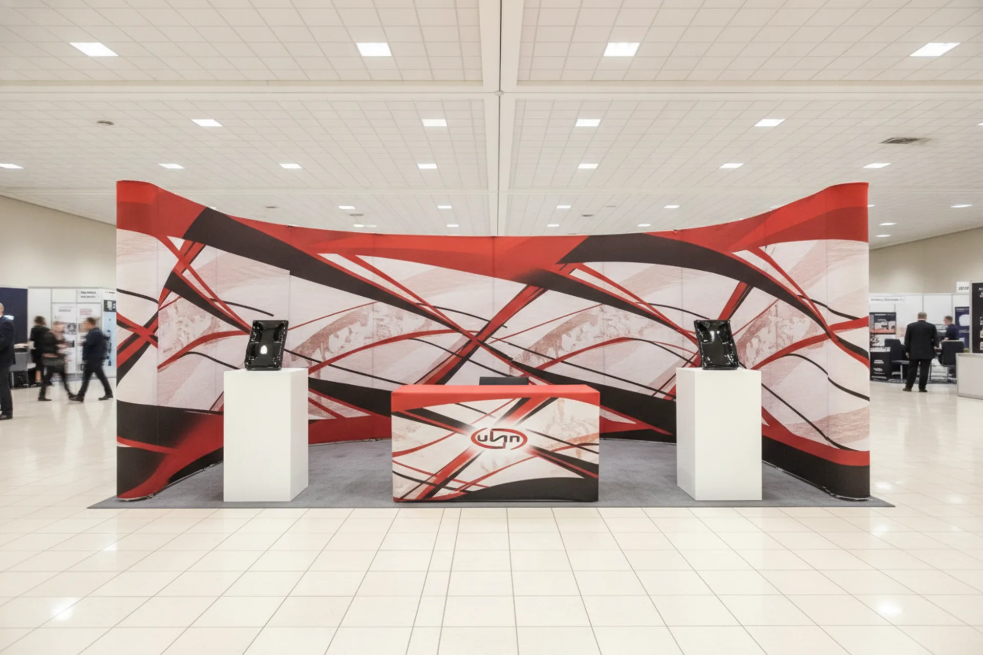 Stands de exhibición para ferias comerciales con señalización y displays de marca